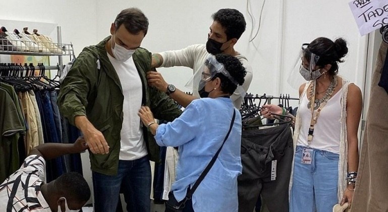 Tadeu Schmidt faz "prova de figurino" para o seu primeiro "Big Brother"