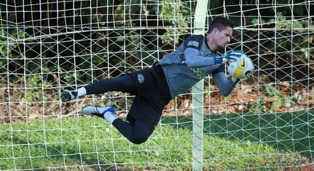 Goleiro Tadeu, do Goiás, em treino no CT 