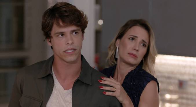 Gustavo (Caio Vegatti) é mimado pela mãe, Giane, em Todas as Garotas em Mim