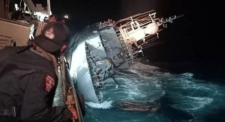 Navio de guerra HTMS Sukhothai de lado antes de afundar no golfo da Tailândia