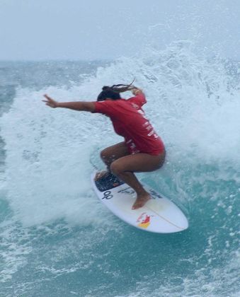 Tainá Hinckel, Tainá Hinckel surfe