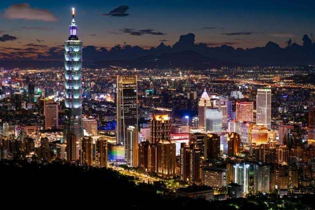 Taipei, Taiwan: O Taipei-101 é um dos prédios mais altos do planteta e o 89º andar oferece vistas deslumbrantes da cidade e das belas montanhas ao redor. Há ainda templos, mercados de flores, fontes termais e a famosa Montanha do Elefante.