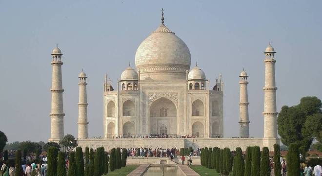 Taj Mahal, na cidade de Agra, atrai visitantes do mundo todo