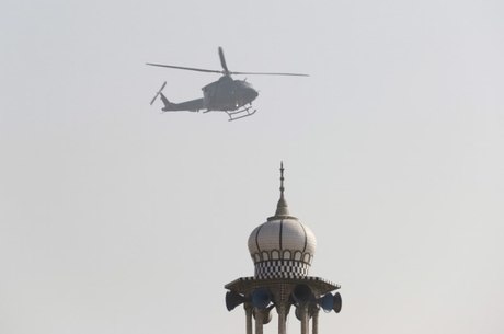 Helicóptero militar sobrevoa mesquita no Paquistão