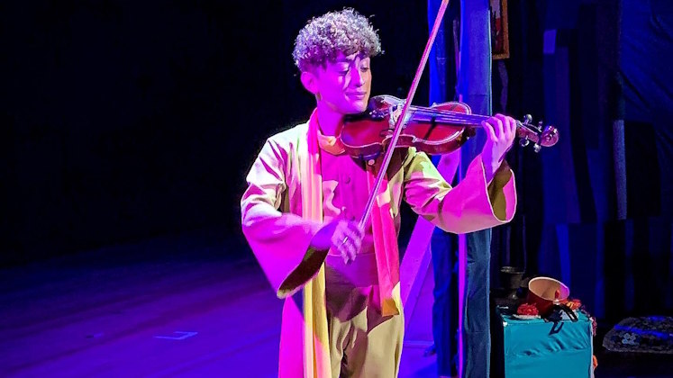 A apresentação contagiante de Victhor Vieira escondeu sua outra paixão: violino. Duas versões diferentes, mas que estão completamente ligadas pela música.Então, fique ligado! O Canta Comigo 5 deste domingo, vai ao ar às 17h45, na tela da Record TV. Você também pode acompanhar todas as novidades no site oficial do reality musical!