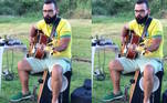 Se tocar um instrumento já é difícil, imagine vários! Mas, para o 'homem de uma banda só' é lucro. Visando cortar gastos, Ricardinho Martiliano aprendeu a tocar violão, gaita e até o cajón — um instrumento de percussão. Isso que é habilidade!
