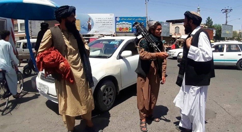 Insurgentes do Talibã se reunindo após assumir o controle de Herat