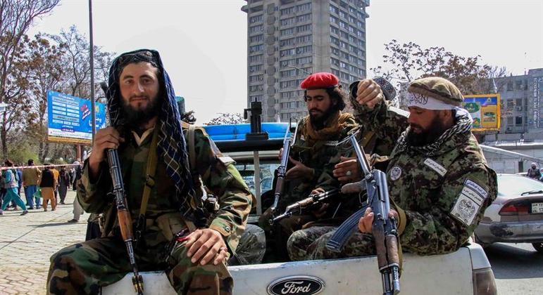 Soldados do Talibã desfilam com armas pelas ruas do Afeganistão