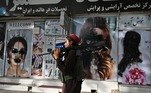 Quatro dias depois de o Talibã tomar Cabul, cartazes e fotos de mulheres que estavam em vitrines de comércios na capital afegã foram apagados ou vandalizados. Quando o grupo radical comandou o Afeganistão, os salões de beleza foram proibidos e as mulheres eram obrigadas a cobrir o corpo inteiro