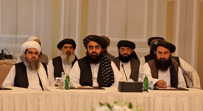 Membros da delegação talibã se reúnem com diplomatas estrangeiros em Doha, capital de Catar