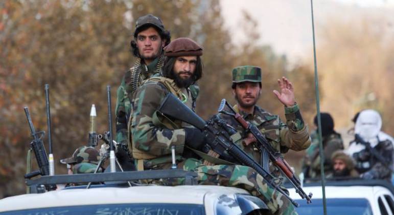 Membros do Talibã são vistos em um veículo militar durante um desfile em Cabul