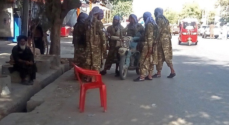 Talibãs se reunindo em uma rua da cidade de Kunduz na última segunda-feira (9)