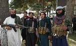 Do lado de fora do aeroporto, alguns talibãs armados faziam a guarda do local, considerado durante muito tempo um dos locais mais seguros do país