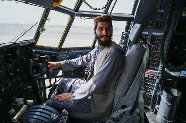 Já do lado de dentro, outros posavam para fotos dentro de aviões abandonados pelo exército afegão