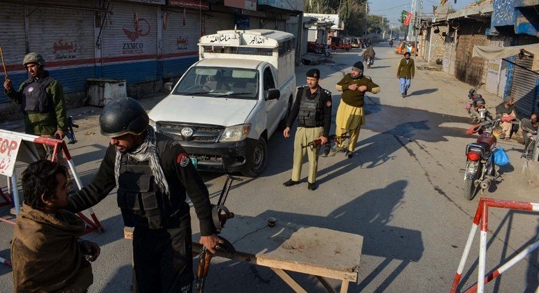 Policiais estão sendo mantidos reféns em uma delegacia perto da fronteira com o Afeganistão