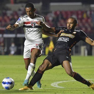 Talles Costa divide bola com jogador do Ayacucho 