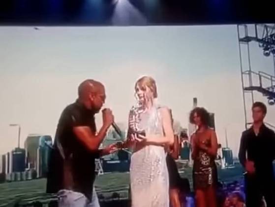 Talvez o episódio mais famoso tenha sido em 2009, quando ele tirou o microfone da cantora Taylor Swift no palco do VMA só para dizer que era Beyoncé quem deveria ter levado o prêmio.