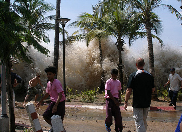 Tamanha força provocou ondas de 30 metros de altura (um prédio de 10 andares) varrendo tudo pela frente. 226.306 pessoas morreram. O tsunami também afetou Madagascar, Maldivas, Malásia, Mianmar, Seicheles, Somália, Quênia, Tanzânia e Bangladesh. Mas com consequências muito menores. 