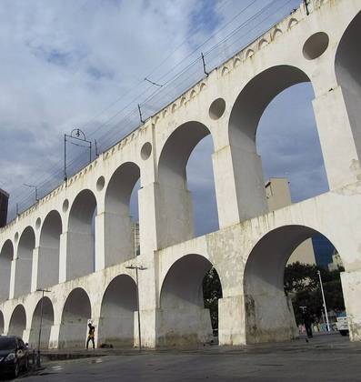 Também à tarde, conhecer os Arcos da Lapa. O aqueduto construído no século 18 entre os morros de Santa Teresa e Santo Antônio, com ligação por bondes, tornou-se ponto turístico.