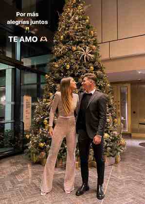 Também campeão do mundo, o atacante Júlian Álvarez, do Manchester City, postou diversas fotos de ano novo. Entre elas, ao lado da companheira: 