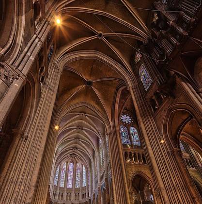 Também chamada de Notre Dame de Chartres, a catedral se tornou uma referência na arquitetura gótica da França. Quem a visita, costuma dizer que sua paisagem é misteriosa.