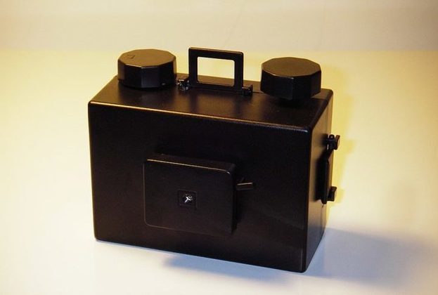Também conhecida como ‘câmera estenopeica’, a pinhole é um tipo de câmera que usa um orifício muito pequeno (pinhole) no lugar de uma lente para projetar uma imagem em um plano de filme ou sensor.