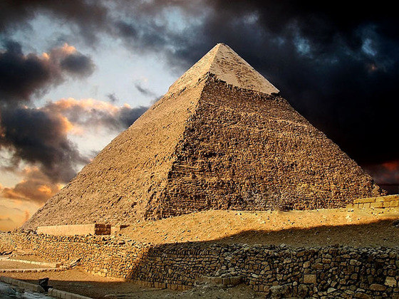 Também conhecida como Pirâmide de Queóps, a Grande Pirâmide de Gizé foi, durante muitos anos, a estrutura mais alta do mundo. Seus blocos foram cortados em forma de paralelepípedos e transportados para o local da construção usando rampas e cordas.