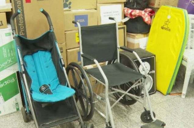 Também deixaram uma cadeira de rodas largada no aeroporto e alguém levou para o setor de Achados e Perdidos. Assim como um carrinho de bebê e uma prancha!