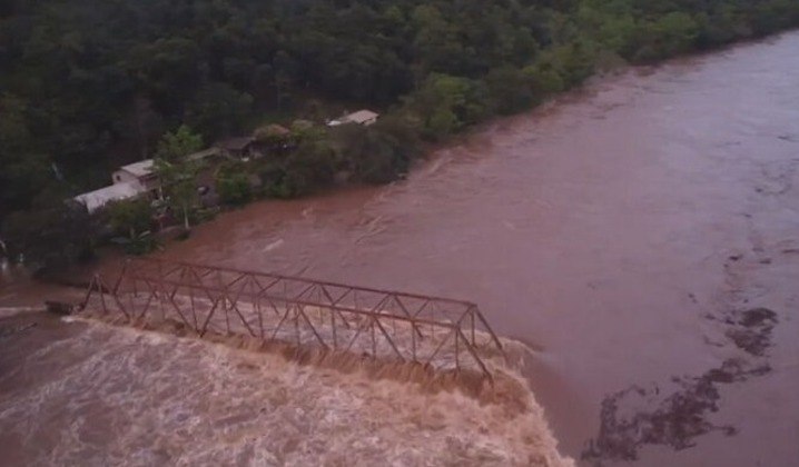 Também na Serra, uma ponte de ferro desabou por conta da força da correnteza no Rio das Antas, que fica entre os municípios de Farroupilha e Nova Roma do Sul.