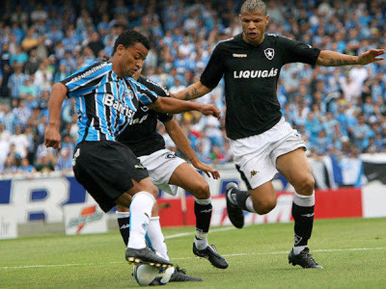 Também no Brasileirão de 2011, um gol de Loco Abreu deu fim ao jejum de vitórias do Botafogo contra o Grêmio, no estádio Olímpico, que durava desde 1995