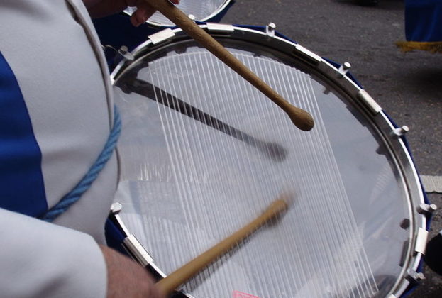 Tambor-mor: É o instrumento de maior destaque na bateria, e é responsável por dar o ritmo básico do samba.