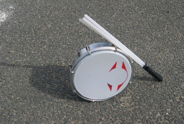 Tamborim: Funciona como um pequeno tambor de mão. É utilizado para criar padrões rítmicos rápidos e marcantes, adicionando um elemento de destaque ao som da bateria.