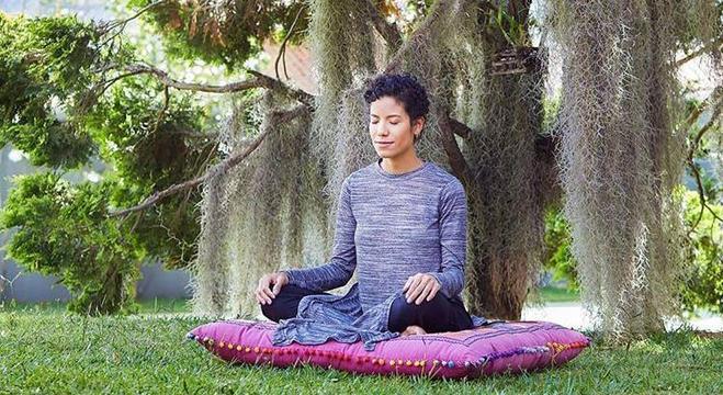 Professores oferecem aulas de yoga e meditação pela internet