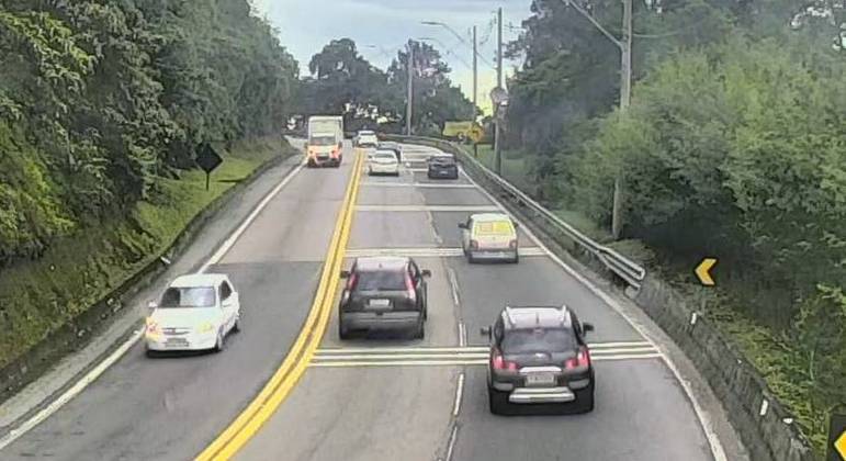 Rodovia dos Tamoios tem tráfego intenso no sentido capital paulista