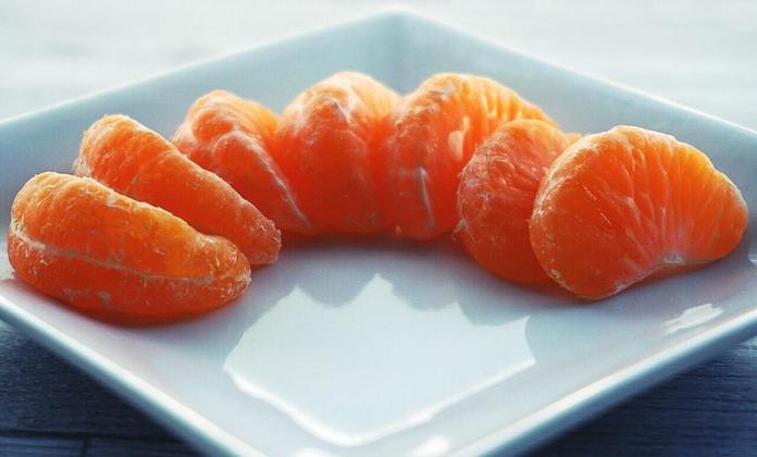 Uma tangerina média fornece de 8% a 12% da ingestão diária recomendada de fibra alimentar. A fibra ajuda a regular o trânsito intestinal, prevenir a constipação e pode contribuir para o controle do apetite