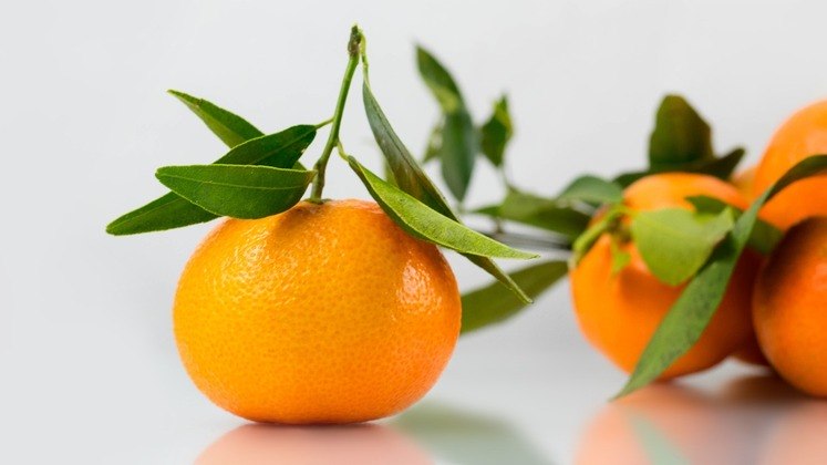Uma tangerina média (88 g) tem cerca de 23,5 mg de vitamina C, segundo dados do Departamento de Agricultura dos Estados Unidos. Essa quantidade representa cerca de 40% da ingestão diária recomendada do nutriente 