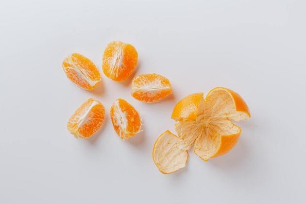 Além da vitamina C, que faz bem para a pele, a tangerina contém betacaroteno e vitamina A. Estes dois nutrientes ajudam a proteger a pele dos danos causados pelo sol, que é um fator importante no envelhecimento precoce