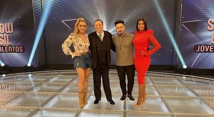 Tania Mara, Raul Gil, Caio Mesquita e Flávia Noronha no palco do SBT