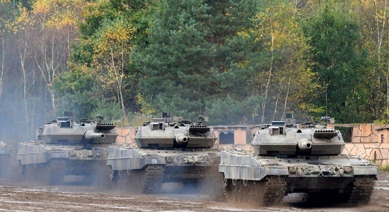 O Leopard 2 é um tanque pesado que a Ucrânia pede há meses à Alemanha e às potências ocidentais, e um ativo de renome mundial suscetível de causar um impacto 'significativo' no campo de batalha. De momento, não há nenhuma decisão sobre a entrega desse tipo de tanque para a Ucrânia, assinalou nesta sexta-feira (20) o novo ministro da Defesa alemão, Boris Pistorius, na base americana de Ramstein, no oeste da Alemanha, onde está reunido com outros aliados de Kiev