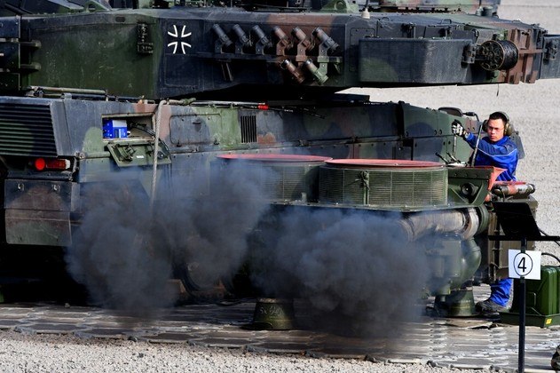 Outra vantagem é que o Leopard está bastante difundido na Europa, o que facilita o acesso a munições e peças de reposição e simplifica os trabalhos de manutenção. Os quatro últimos modelos continuam em serviço, entre eles o 2A4, do qual a Polônia propõe entregar a Kiev 14 exemplares. Também está o 2A7, que Berlim não pretende disponibilizar por causa da própria defesa