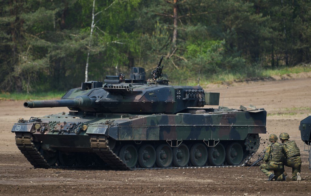 O Leopard 2 combina potencial de fogo, mobilidade e proteção. Desenhado pelo fabricante alemão Krauss-Maffei, foi produzido em série desde o fim dos anos 1970 para substituir os tanques norte-americanos M48 Patton e, depois, os Leopard 1. Até hoje, 3.500 exemplares saíram das cadeias de produção