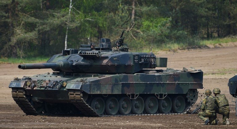 O primeiro-ministro dos Países Baixos, Mark Rutte, afirmou que o país está disposto a enviar 18 Leopard do modelo 2A4, o mesmo que a Polônia se prontificou a fornecer a Kiev