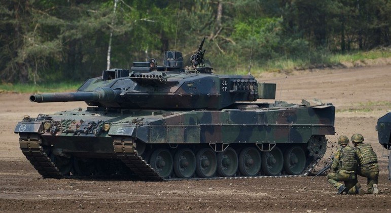 O Leopard 2 combina potencial de fogo, mobilidade e proteção. Desenhado pelo fabricante alemão Krauss-Maffei, foi produzido em série desde o fim dos anos 1970 para substituir os tanques norte-americanos M48 Patton e, depois, os Leopard 1. Até hoje, 3.500 exemplares saíram das cadeias de produção