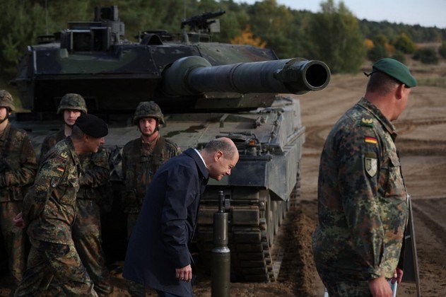 Se Kiev pudesse receber um total de cem tanques Leopard, o efeito seria 'significativo' no campo de batalha contra as forças russas, garante o IISS. Com os Leopard 2, 'um exército pode romper as linhas inimigas e pôr fim a uma longa batalha de trincheiras', confirma Armin Papperger ao jornal alemão Bild. 'Com o Leopard, os soldados podem avançar dezenas de quilômetros de uma só vez'