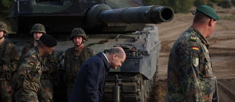 Chanceler alemão, Olaf Scholz, diante de um tanque Leopard 2 (Ronny Hartmann/AFP)