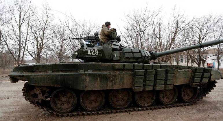 Militar visto em tanque em Donetsk enquanto invasão russa da Ucrânia continua