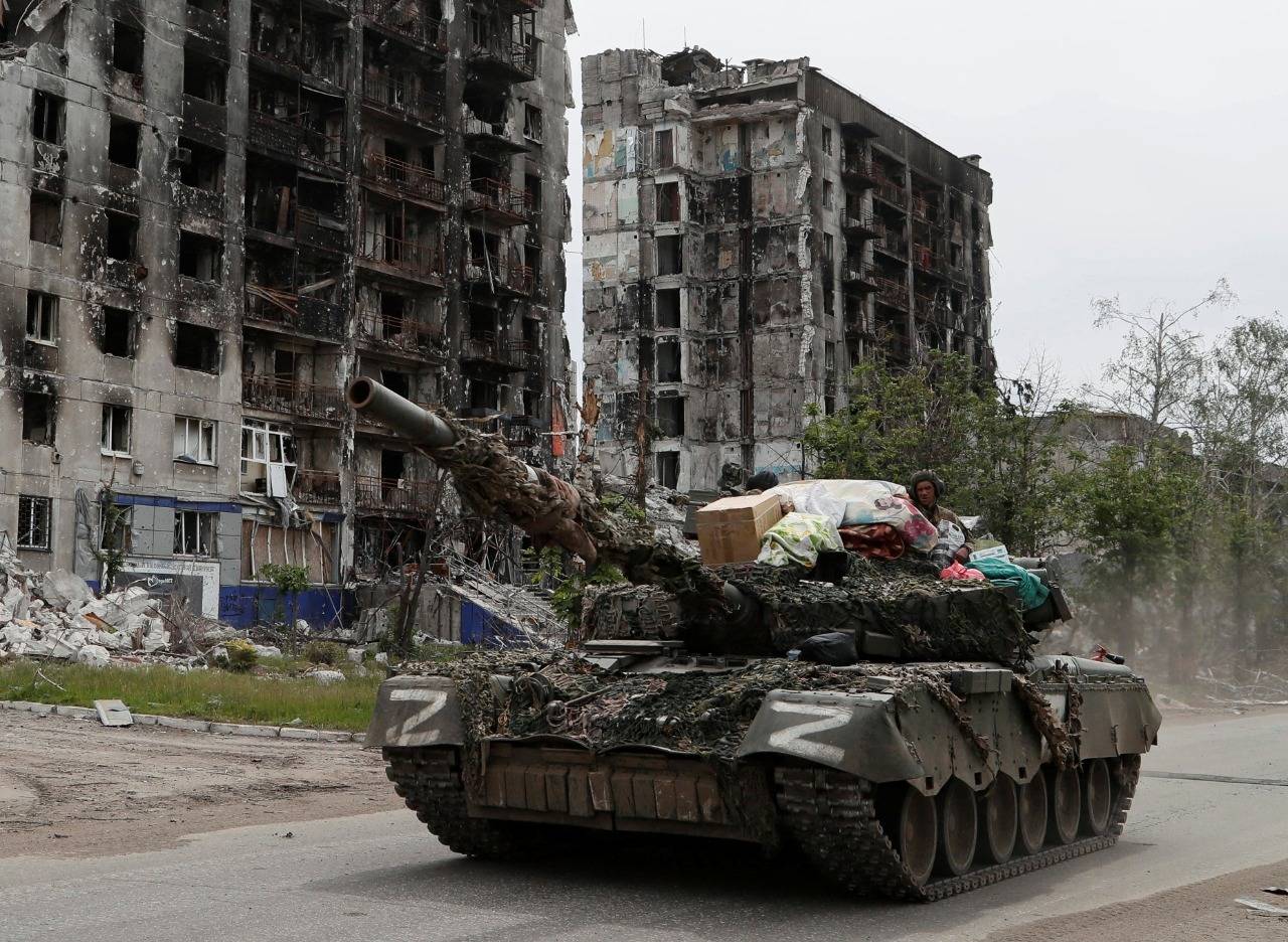 Militares pró-Rússia dirigem tanque na região de Lugansk