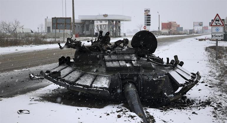 Destroços de tanque russo perto de Kharkiv, na Ucrânia
