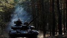 Ucrânia recolhe veículos blindados, munições e armas abandonadas pelos russos