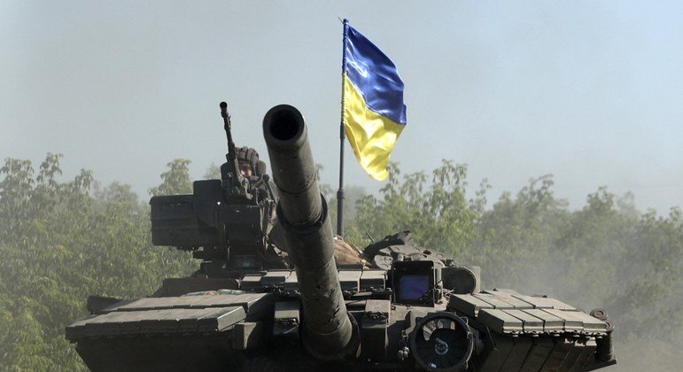 Tropas ucranianas operam um tanque na cidade de Lysychansk, perto de Severodonetsk